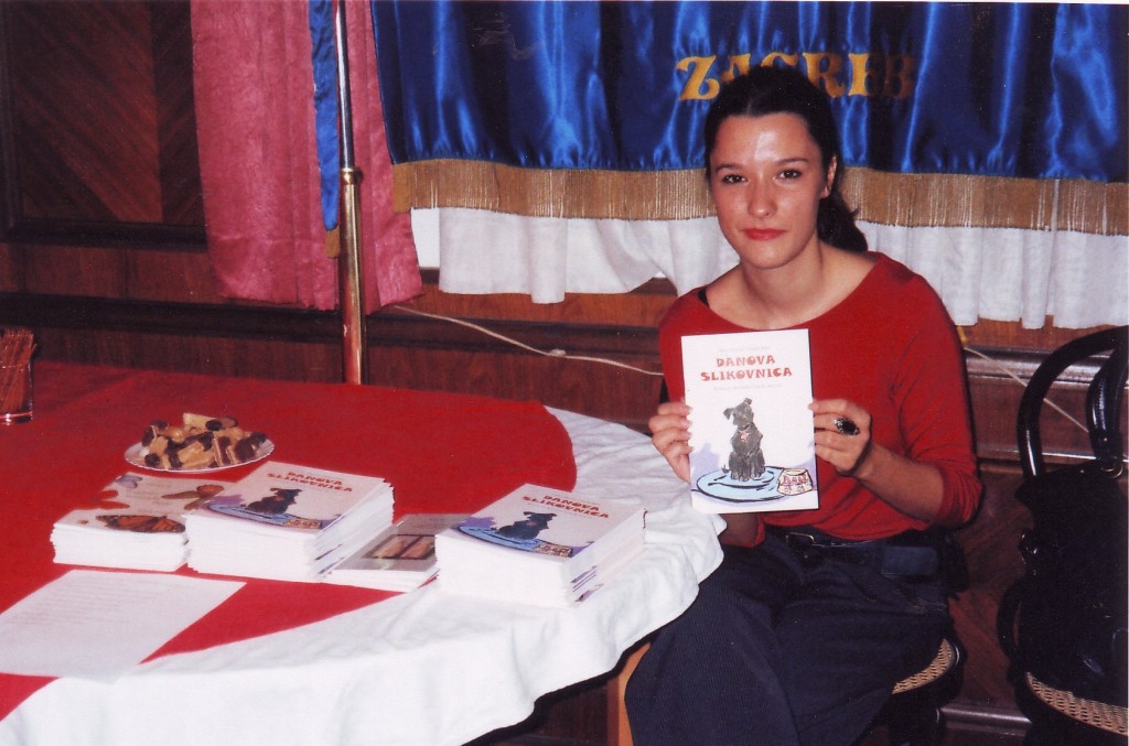Volonterka udruge Helena Frelih sa darovanom knjigom